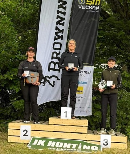 En bild som visar utomhus, klädsel, träd, person
AI-genererat innehåll kan vara felaktigt.