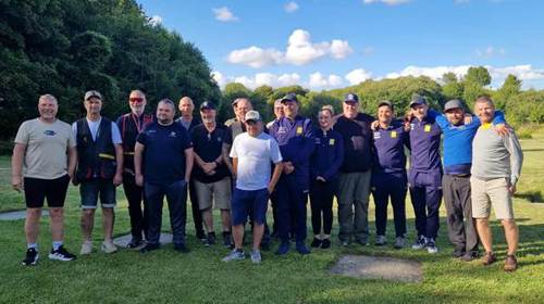 En bild som visar person, utomhus, himmel, klädsel
AI-genererat innehåll kan vara felaktigt.