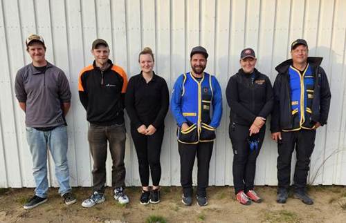 En bild som visar klädsel, person, utomhus, fotbeklädnader
AI-genererat innehåll kan vara felaktigt.