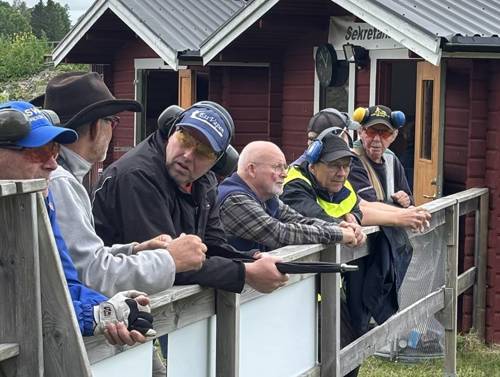 En bild som visar klädsel, utomhus, person, person

AI-genererat innehåll kan vara felaktigt.