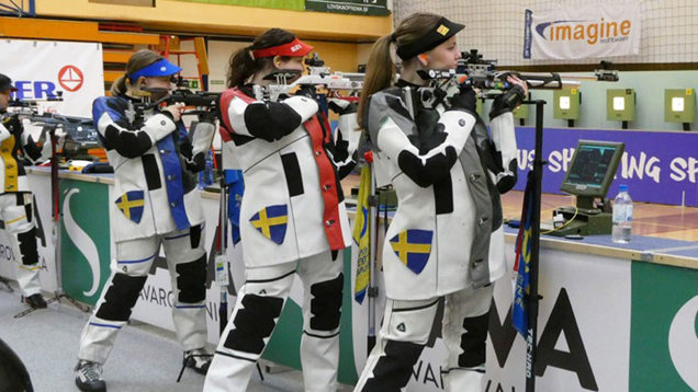 Isabelle Johansson, Hannah Göransson och Amanda Karlsson gevär