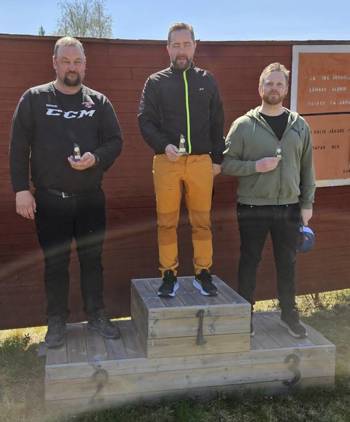 En bild som visar klädsel, person, utomhus, himmel

AI-genererat innehåll kan vara felaktigt.