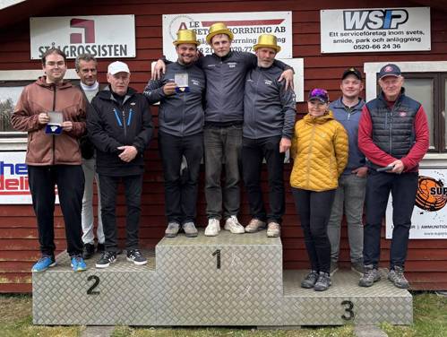 En bild som visar klädsel, person, utomhus, fotbeklädnader
AI-genererat innehåll kan vara felaktigt.