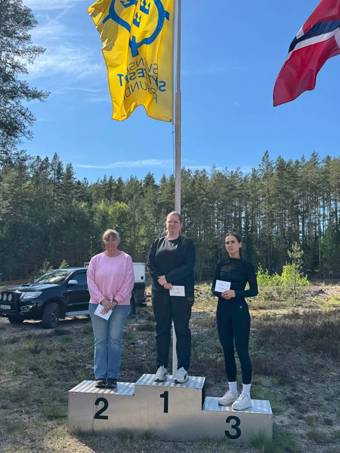 En bild som visar utomhus, himmel, klädsel, person

AI-genererat innehåll kan vara felaktigt.