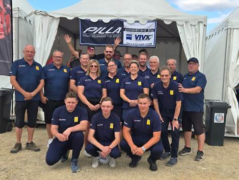 En bild som visar person, klädsel, person, leende
AI-genererat innehåll kan vara felaktigt.