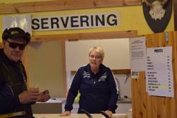 En bild som visar klädsel, person, Människoansikte, person

AI-genererat innehåll kan vara felaktigt.