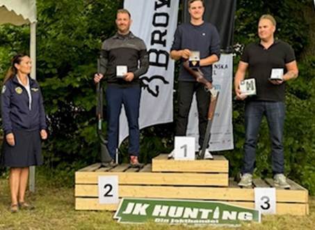 En bild som visar person, klädsel, person, utomhus
AI-genererat innehåll kan vara felaktigt.