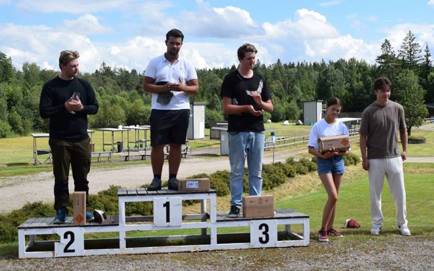 En bild som visar utomhus, person, himmel, klädsel
AI-genererat innehåll kan vara felaktigt.