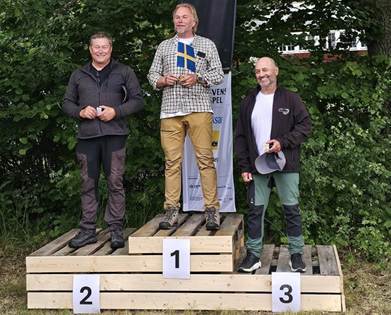 En bild som visar klädsel, person, fotbeklädnader, träd
AI-genererat innehåll kan vara felaktigt.