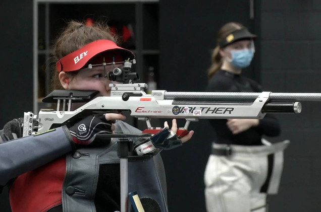 Isabelle Johansson skjuter luftgevär