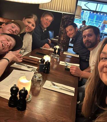 En bild som visar Människoansikte, person, klädsel, dryck
AI-genererat innehåll kan vara felaktigt.