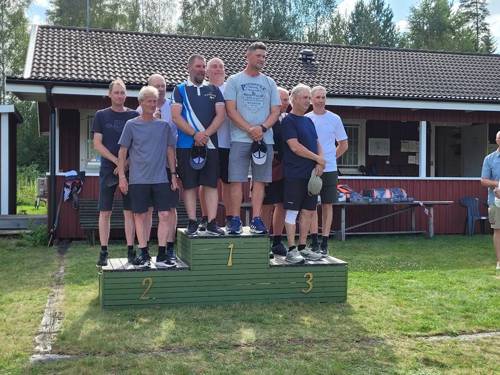 En bild som visar person, utomhus, klädsel, fotbeklädnader
AI-genererat innehåll kan vara felaktigt.