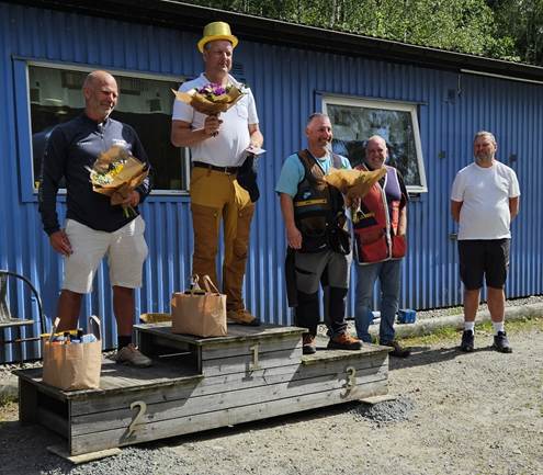 En bild som visar klädsel, fotbeklädnader, person, utomhus

AI-genererat innehåll kan vara felaktigt.