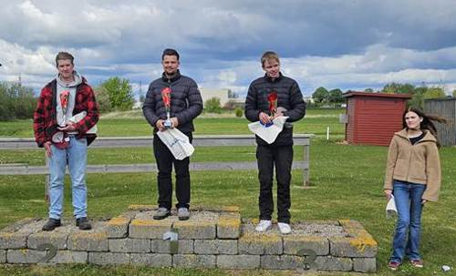 En bild som visar utomhus, klädsel, person, himmel

AI-genererat innehåll kan vara felaktigt.